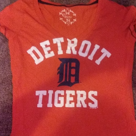 V neck - Picture 2 of 2